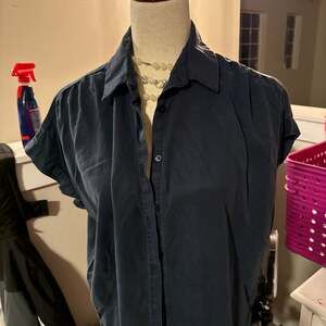 Quince Washable Silk Short Sleeve Button Up Shirt in Navy Blue